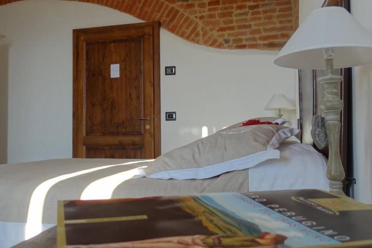 Ein Schlafzimmer mit Bett, Lampe und Tür.