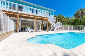 Utendørsbasseng og et oppvarmet basseng