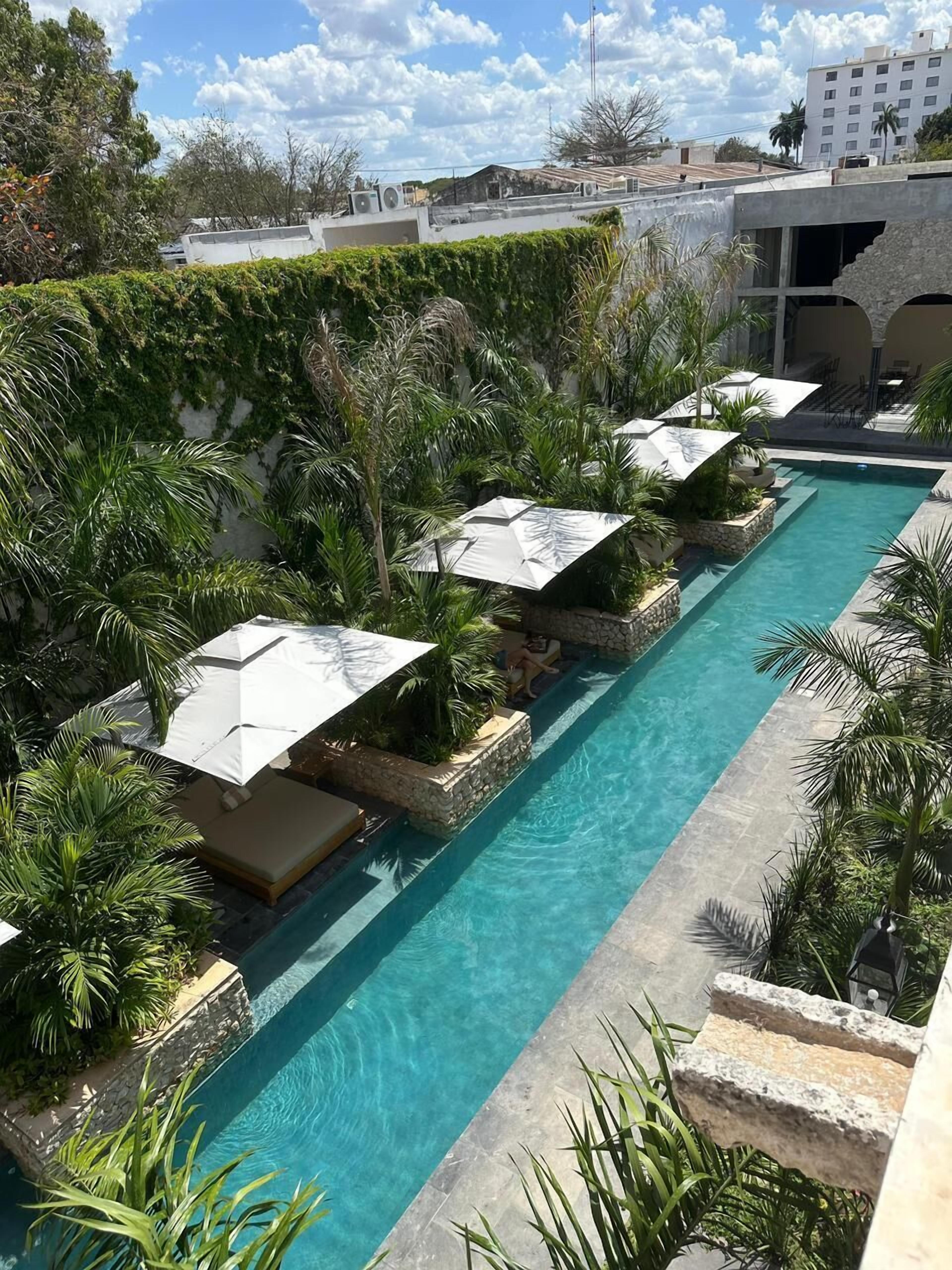 Piscina externa, funciona das 8h às 18h, guarda-sóis, espreguiçadeiras