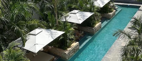 Piscina externa, funciona das 8h às 18h, guarda-sóis, espreguiçadeiras