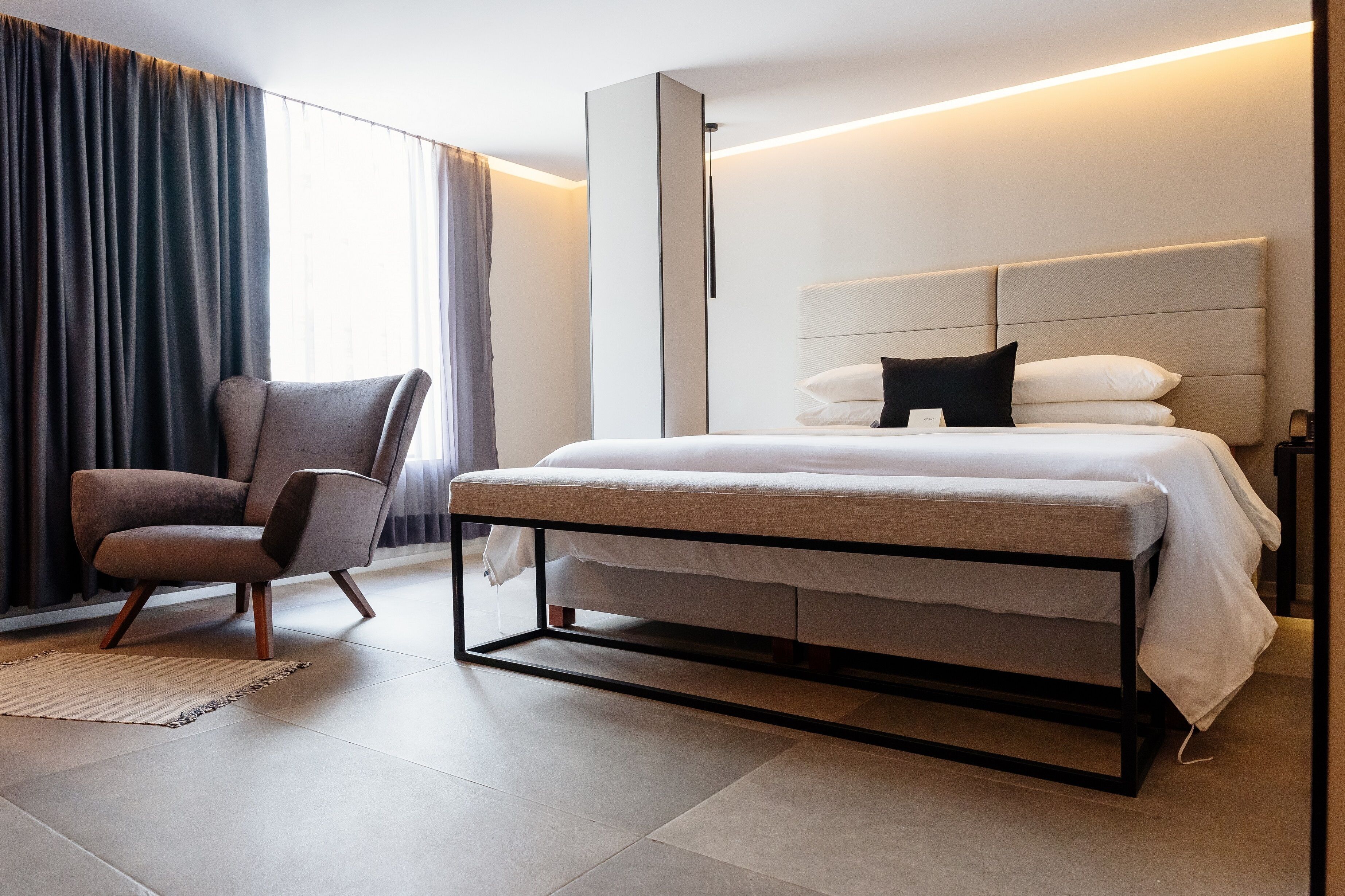 Habitación superior, 1 cama de matrimonio grande | Edredones de plumas, colchones Tempur-Pedic, mobiliario individual