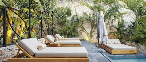 Piscina externa, funciona das 8h às 18h, guarda-sóis, espreguiçadeiras