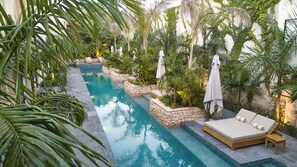 Outdoor pool, open 8:00 AM to 6:00 PM, pool umbrellas, sun loungers - Óntico Urban Design Hotel (Mérida)