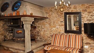 Smart-tv, een open haard en een tafeltennistafel