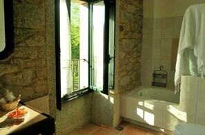 Combined shower/bathtub, eco-friendly toiletries, hair dryer, bidet - Stone house restored in the middle of nature (Lage - A Coruña)