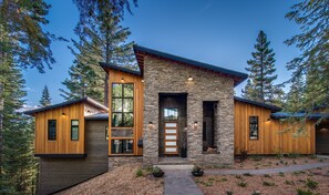 Exterior - New modern home with spectacular view on 5 private acres (Truckee)