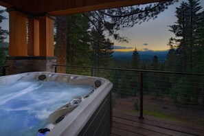 Outdoor spa tub - New modern home with spectacular view on 5 private acres (Truckee)