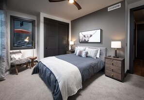 5 bedrooms, desk, iron/ironing board, travel crib - New modern home with spectacular view on 5 private acres (Truckee)