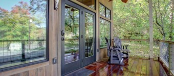 French Broad Chalet: utsikt over franske Broad River, overbygd veranda, ny / moderne hytte.