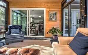 Fernseher, Kamin, Bücher, Stereoanlage