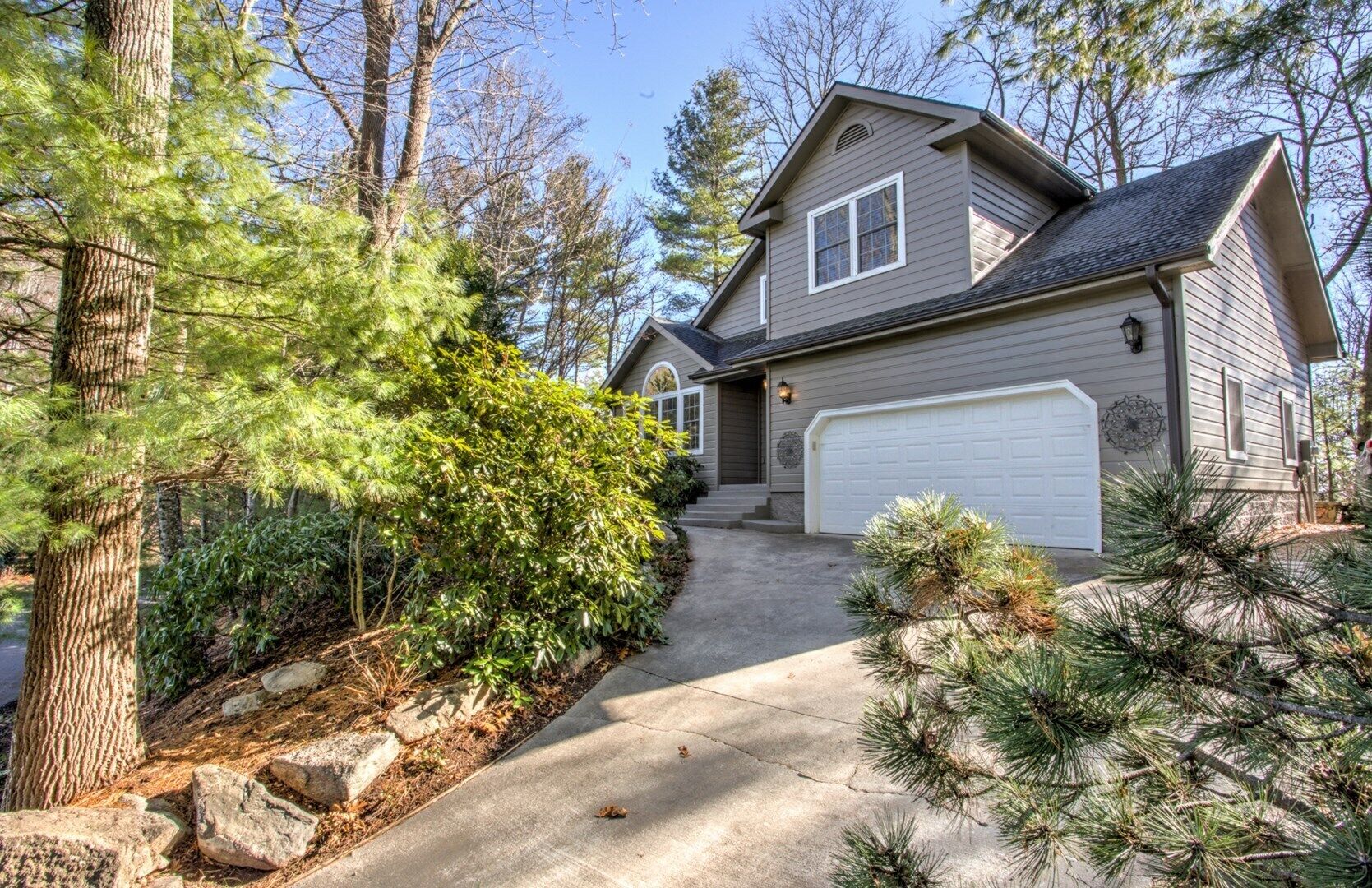 Town Mountain Breeze - Top of the mountain, close to Asheville!