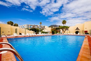 A heated pool - Modern duplex bungalow, Playa de las Américas, Costa Adeje (Costa Adeje)