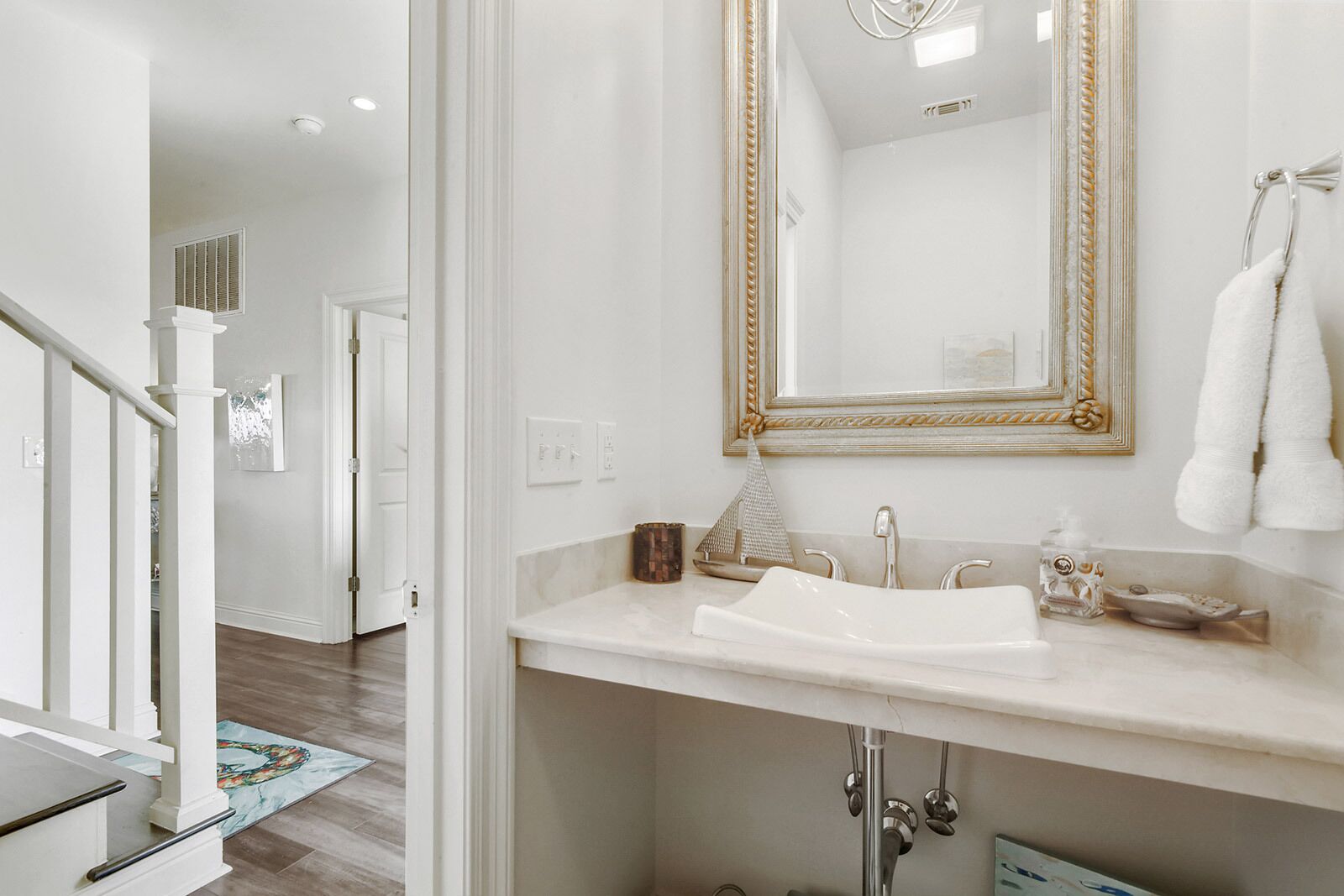Un bagno moderno con uno specchio grande, un lavandino e un porta asciugamani.