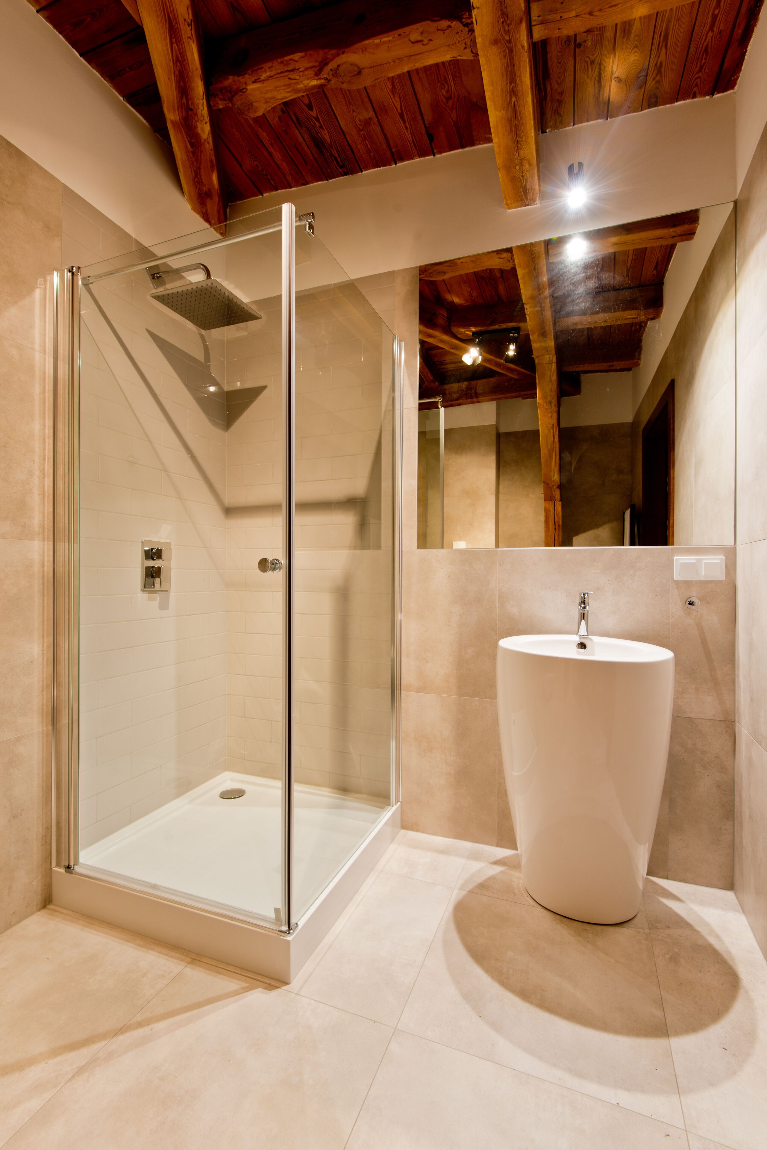 Shower, rainfall showerhead, free toiletries, hair dryer