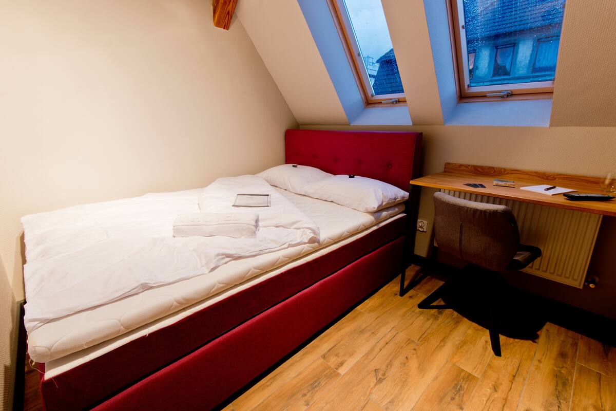 Enkeltrom | Sengetøy av topp kvalitet, memory foam-senger og skrivebord