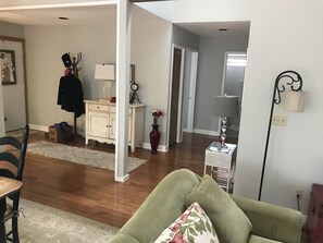 Televisión, chimenea y reproductor de DVD 