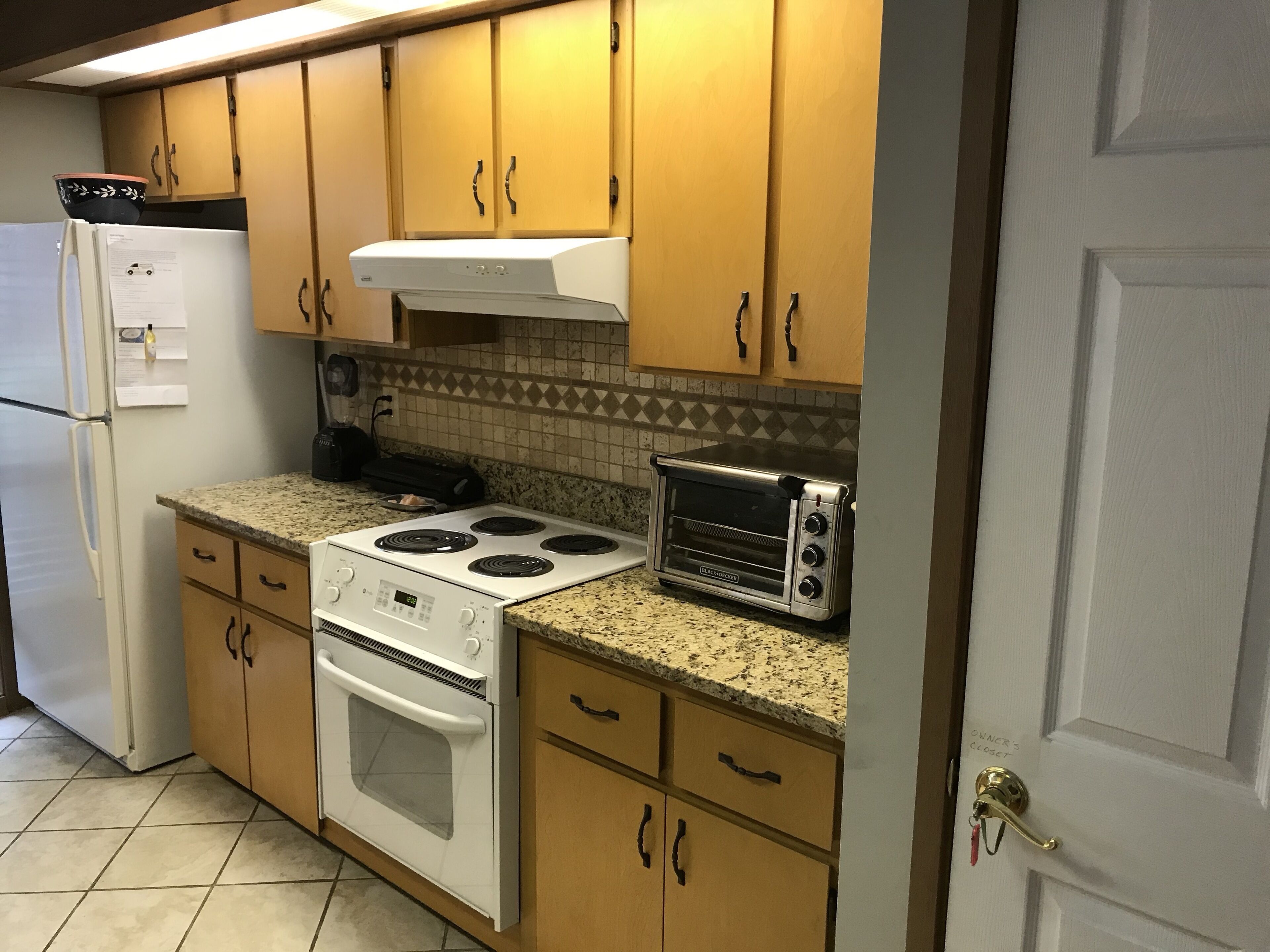 Jääkaappi, mikroaaltouuni, uuni, liesi