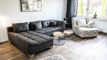 Apartamento | Sala de estar | Una televisión de pantalla plana