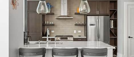 ثلاجة، ميكروويف، فرن، موقد طهي مسطح