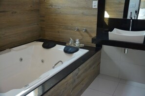 Jetted bathtub