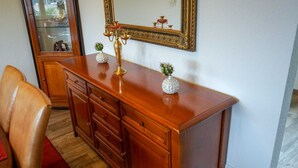 A wooden dresser with drawers, a mirror, and two small cactus vases. - Ferienwohnung Anke-Apartement 5b (Heinsberg)