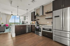 Fridge, microwave, oven, stovetop - Southern Exposure | Arras Vacation Rentals (Asheville)