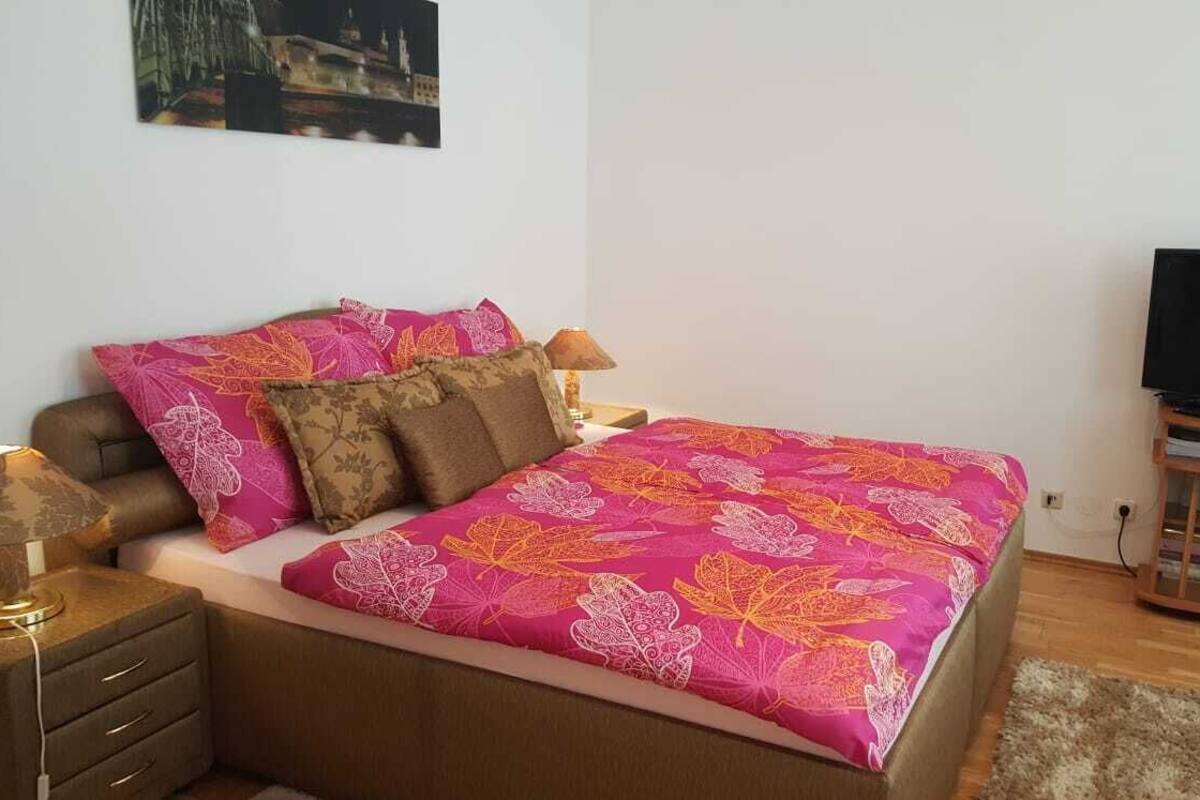 1 habitación, tabla de planchar con plancha, wifi gratis y ropa de cama