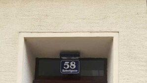A double door with a sign above reading "58 Haberlgasse". - Haberlgasse (Vienna)