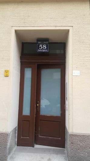 Property entrance - Haberlgasse (Vienna)