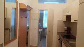 Family Apartment (incl. 25 EUR cleaning fee) | Private kitchen | Full-sized fridge, oven, stovetop, coffee/tea maker - Haberlgasse (Vienna)