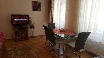 Familienapartment (incl. 25 EUR cleaning fee) | Wohnzimmer | 80-cm-Flachbildfernseher mit Premium-TV-Sendern, LCD-Fernseher