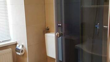 Familienapartment (incl. 25 EUR cleaning fee) | Badezimmer | Haartrockner, Hausschuhe, Handtücher