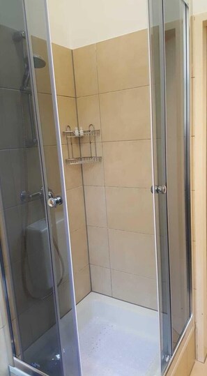 Familienapartment (incl. 25 EUR cleaning fee) | Dusche im Bad