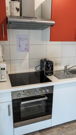 Apartment | Eigene Küche | Kühlschrank, Mikrowelle, Ofen, Herdplatte