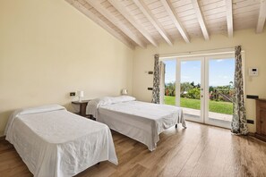 5 bedrooms, iron/ironing board, WiFi, bed sheets