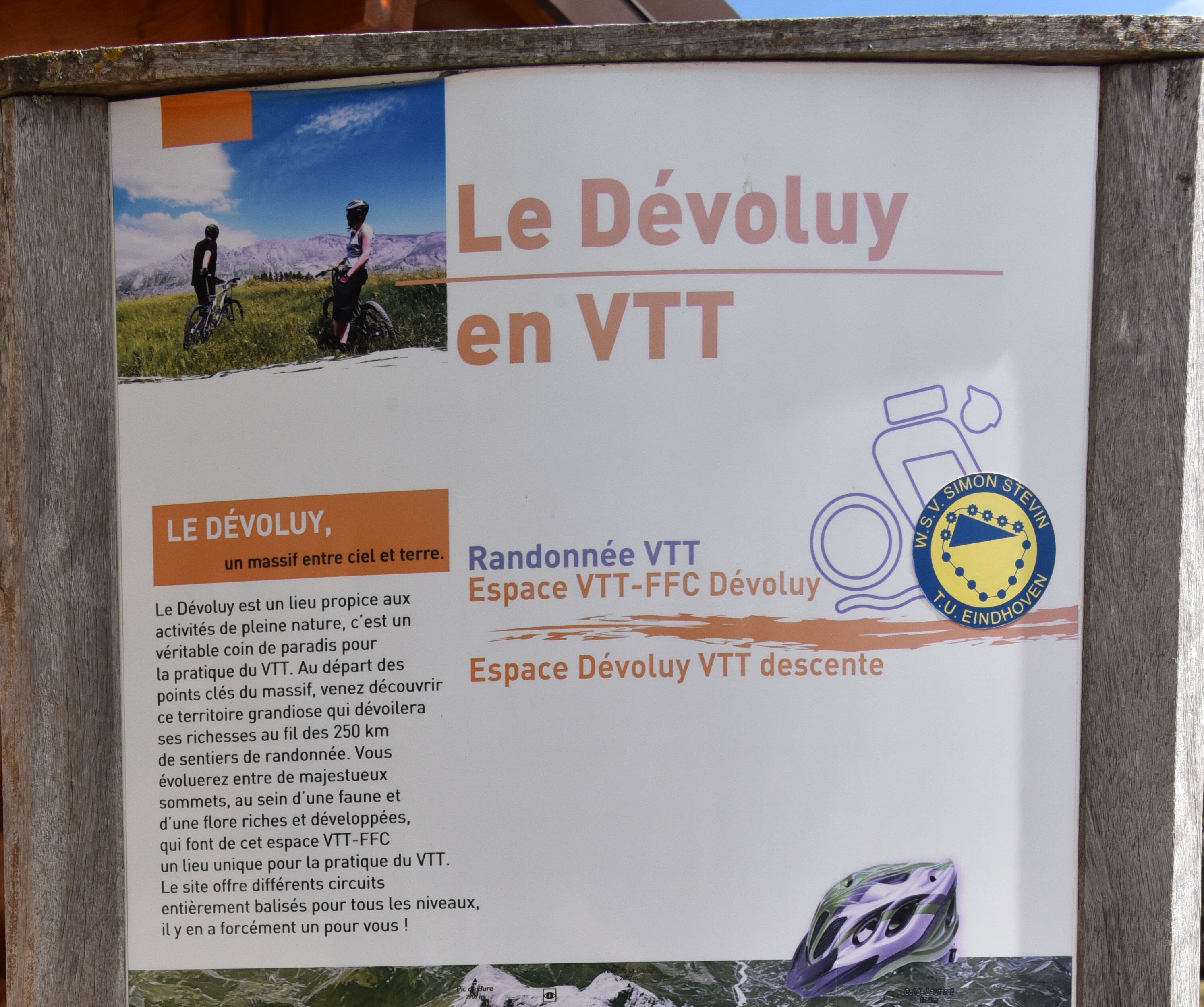 Cartel publicitario de Le Dévoluy en VTT, destacando su belleza natural y rutas ciclistas.