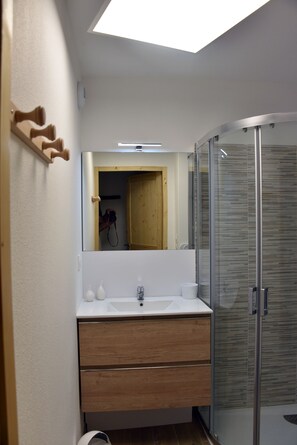 Douche, sèche-cheveux