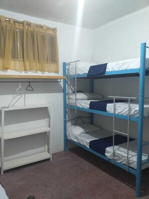 Estúdio superior | Espaço de trabalho para notebook, cortinas blackout