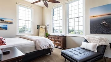 2 bedrooms, desk, iron/ironing board, WiFi