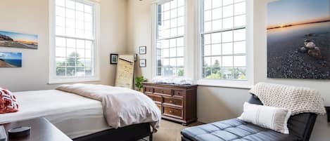 2 bedrooms, desk, iron/ironing board, WiFi