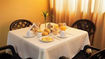 Petit déjeuner continental (7 USD par personne)