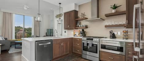 Refrigerador, microondas, horno y parrilla de estufa