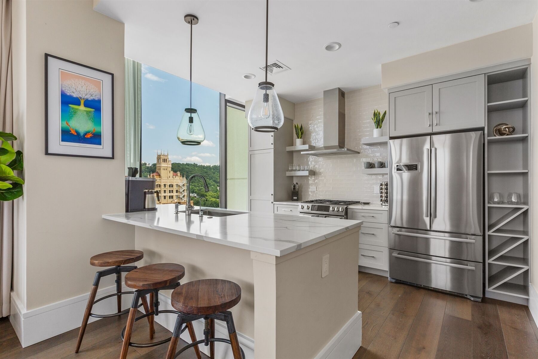 Kjøleskap, mikrobølgeovn, ovn og kokeplater