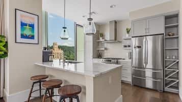 Kjøleskap, mikrobølgeovn, ovn og kokeplater