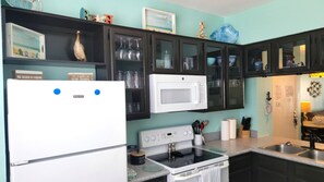 Geladeira, micro-ondas, fogão, cooktop
