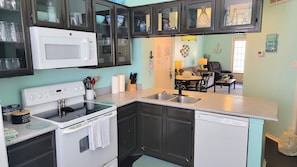 Kjøleskap, mikrobølgeovn, ovn og kokeplater