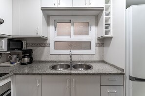 Køleskab, mikrobølgeovn, ovn, kogeplade