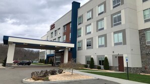 A multi-story hotel with a covered entrance, parking lot, and a handicap-accessible parking space. - Hampton Inn & Suites Pittsburgh New Stanton (New Stanton)