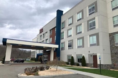 Hampton Inn & Suites Pittsburgh New Stanton