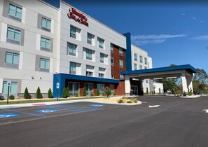 A Hampton Inn & Suites hotel with a modern facade, a covered entrance, and designated handicapped parking spaces. - Hampton Inn & Suites Pittsburgh New Stanton (New Stanton)